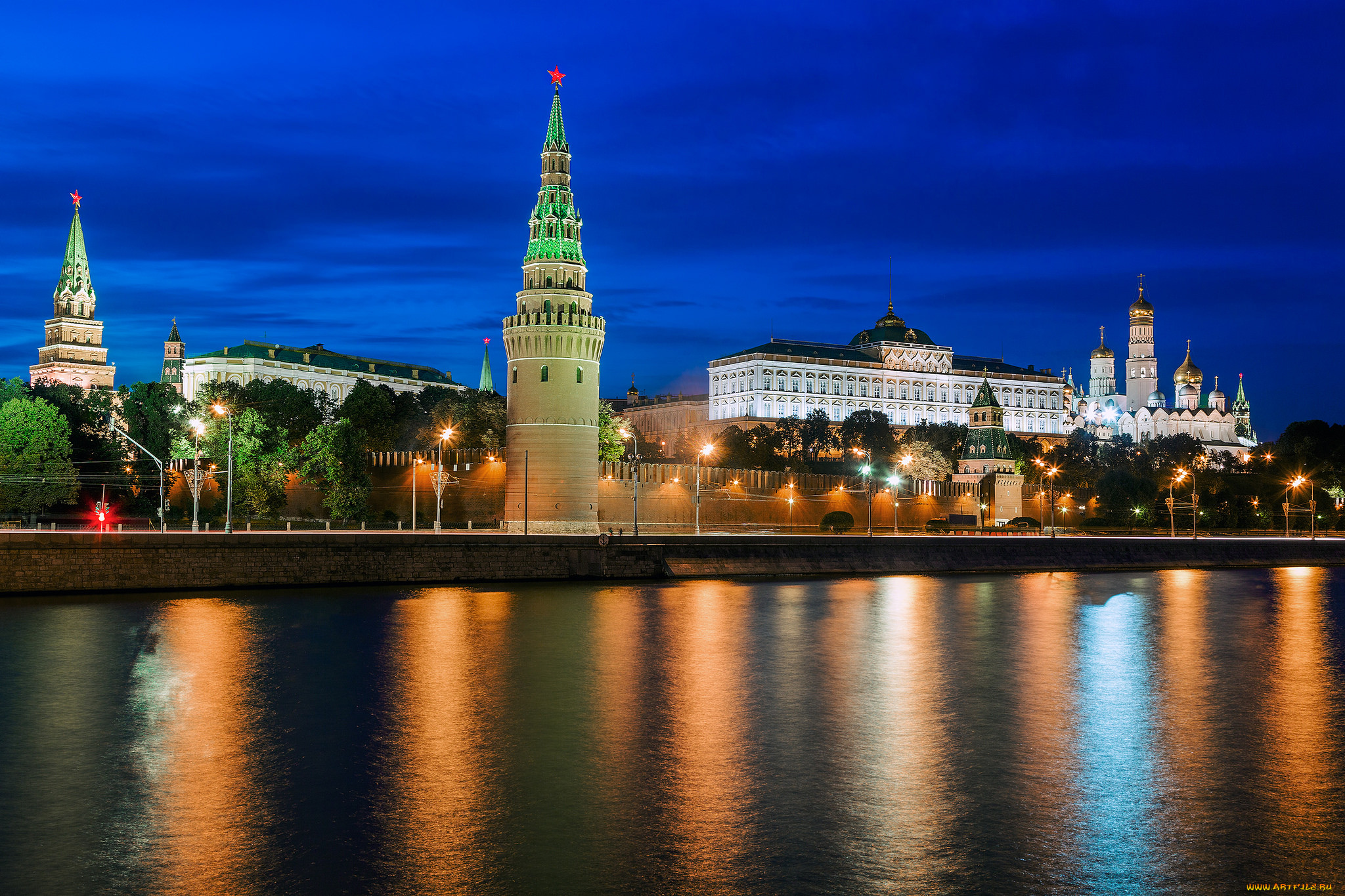 Good moscow. Кремль Москва. Отражение Кремля в Москве реке. Пазл ночной Кремль. Заставка Кремль.